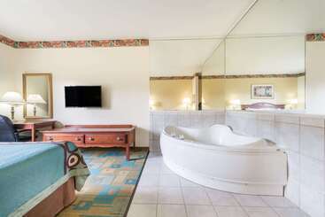 هتل Super 8 By Wyndham Fort Worth Stockyards