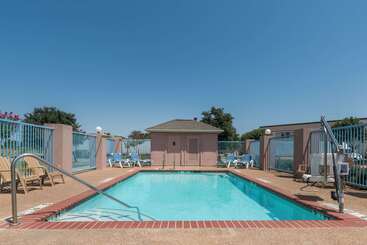 هتل Super 8 By Wyndham Fort Worth Stockyards