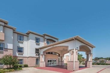 هتل Super 8 By Wyndham Fort Worth Stockyards