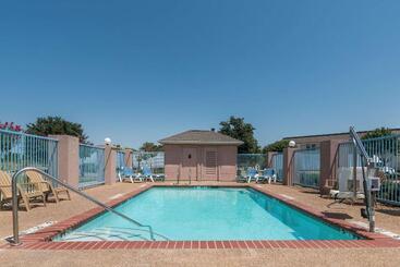هتل Super 8 By Wyndham Fort Worth Stockyards