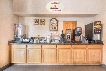 هتل Super 8 By Wyndham Fort Worth Stockyards
