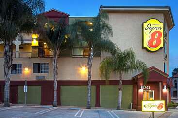 هتل Super 8 By Wyndham Los Angeles Downtown