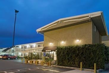 هتل Super 8 By Wyndham Los Angelesculver City Area