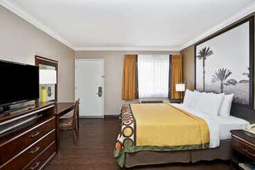 هتل Super 8 By Wyndham Los Angelesculver City Area