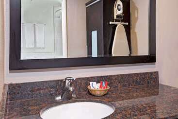 هتل Super 8 By Wyndham Los Angelesculver City Area