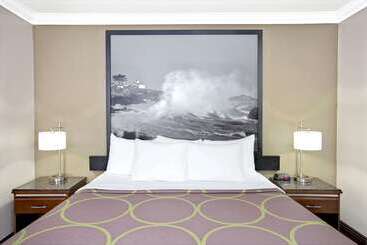 هتل Super 8 By Wyndham Los Angelesculver City Area
