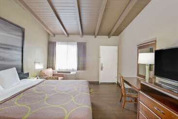هتل Super 8 By Wyndham Los Angelesculver City Area
