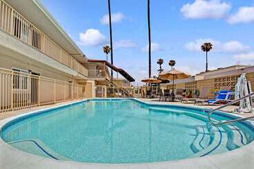 هتل Super 8 By Wyndham Los Angelesculver City Area