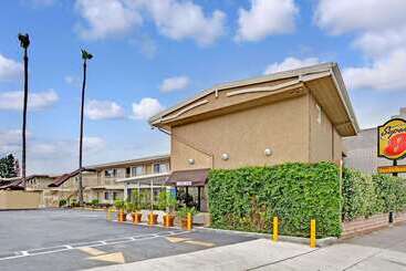 هتل Super 8 By Wyndham Los Angelesculver City Area