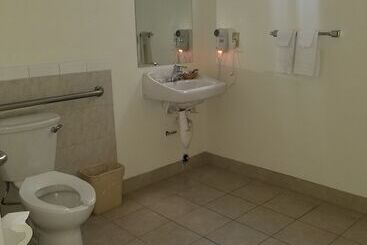 هتل Super 8 By Wyndham Los Angelesculver City Area