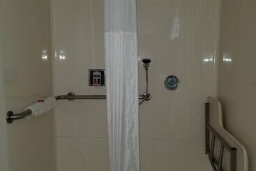 هتل Super 8 By Wyndham Los Angelesculver City Area