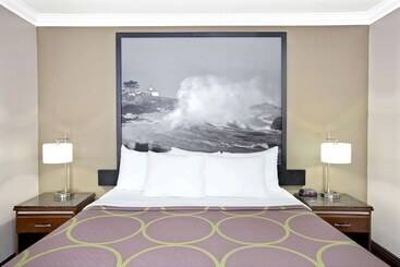 هتل Super 8 By Wyndham Los Angelesculver City Area