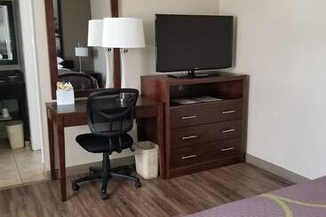 هتل Super 8 By Wyndham Los Angelesculver City Area