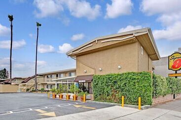 هتل Super 8 By Wyndham Los Angelesculver City Area