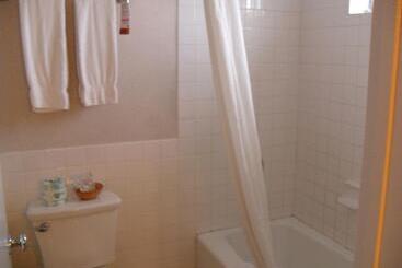هتل Super 8 By Wyndham Los Angelesculver City Area
