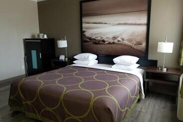 هتل Super 8 By Wyndham Los Angelesculver City Area