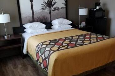 هتل Super 8 By Wyndham Los Angelesculver City Area