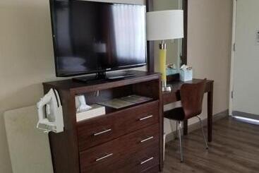 هتل Super 8 By Wyndham Los Angelesculver City Area