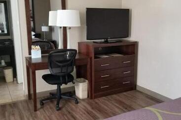 هتل Super 8 By Wyndham Los Angelesculver City Area