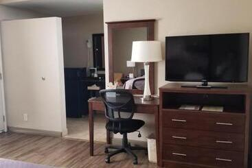هتل Super 8 By Wyndham Los Angelesculver City Area