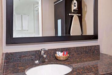 هتل Super 8 By Wyndham Los Angelesculver City Area