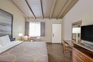 هتل Super 8 By Wyndham Los Angelesculver City Area