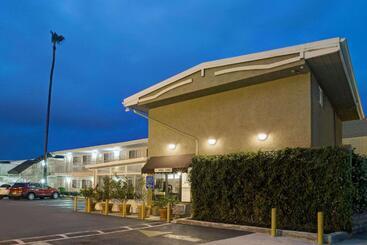 هتل Super 8 By Wyndham Los Angelesculver City Area