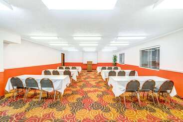 هتل Super 8 By Wyndham Mckinney/plano Area