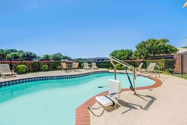 هتل Super 8 By Wyndham Mckinney/plano Area