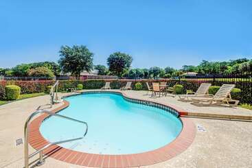 هتل Super 8 By Wyndham Mckinney/plano Area