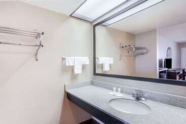 هتل Super 8 By Wyndham Pigeon Forge Emert St