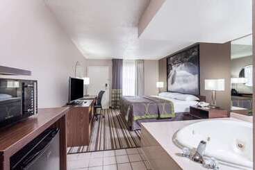 هتل Super 8 By Wyndham Pigeon Forge Emert St