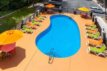 هتل Super 8 By Wyndham Pigeon Forge Emert St