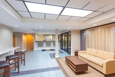 هتل Super 8 By Wyndham Pigeon Forge Emert St