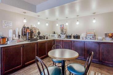 هتل Super 8 By Wyndham Pigeon Forge Emert St