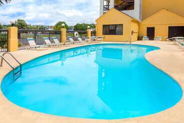 هتل Super 8 By Wyndham Pigeon Forge Emert St