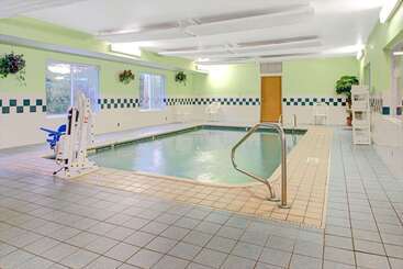 酒店 Super 8 By Wyndham Pontoon Beach Il/st. Louis Mo Area