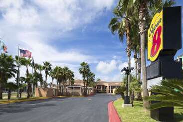 هتل Super 8 By Wyndham South Padre Island