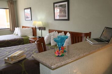 هتل Super 8 By Wyndham South Padre Island
