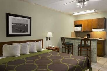 هتل Super 8 By Wyndham South Padre Island