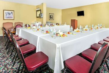 هتل Super 8 By Wyndham Vandalia/dayton International Airport