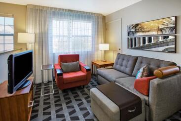 هتل Towneplace Suites Detroit Dearborn