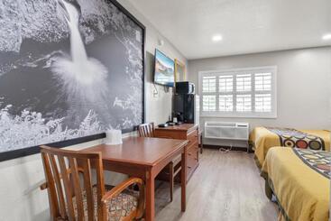 هتل Travelers Inn Medford