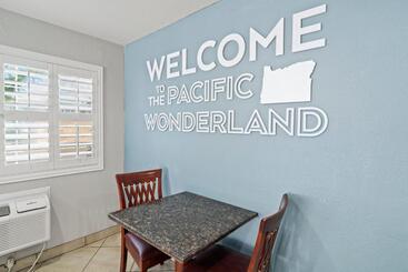 هتل Travelers Inn Medford