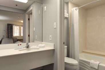 هتل Travelodge By Wyndham Redding Ca