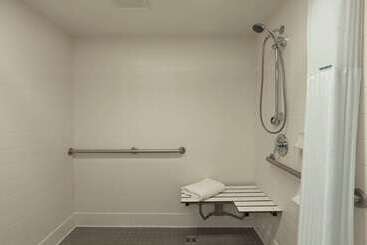هتل Travelodge By Wyndham Redding Ca