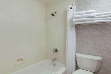 هتل Travelodge By Wyndham Redding Ca
