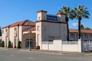 هتل Travelodge By Wyndham Redding Ca
