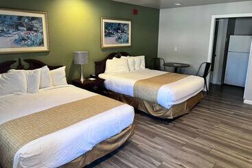 هتل Travelodge By Wyndham Redding Ca