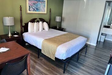 هتل Travelodge By Wyndham Redding Ca